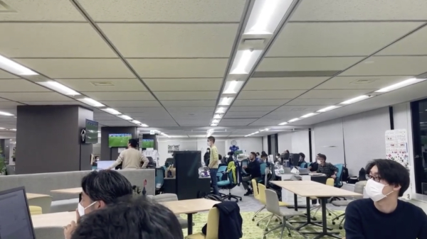 De gigantische vreugde-explosie op een Japans kantoor na hun overwinning op Duitsland