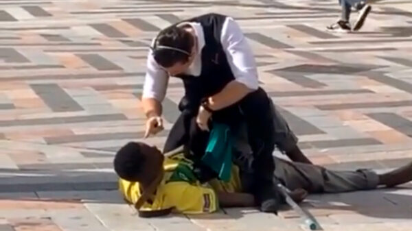 Beveiliger in Almere geeft winkeldief corrigerende tik: "Niet meer doen hè!"