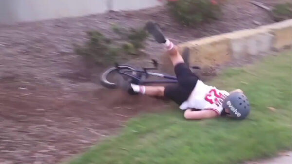 Kleine daredevil gelooft dat hij kan vliege... MAMAAAA!