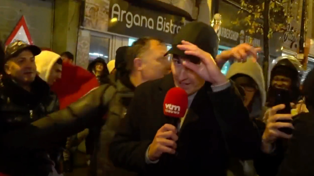 VTM-verslaggever wordt belaagd door relschoppers tijdens live uitzending in Antwerpen