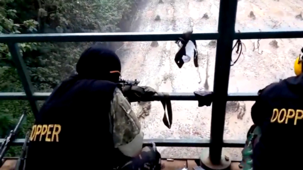 Kogels van het Indonesische leger ontwijken terwijl je door de modder tijgert