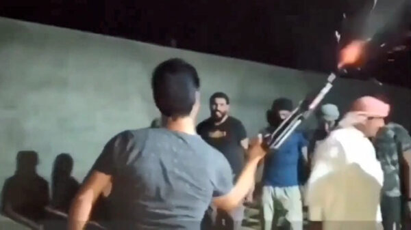 Close calletje als Achmed op een Syrische bruiloft met zijn Kalasjnikov schiet