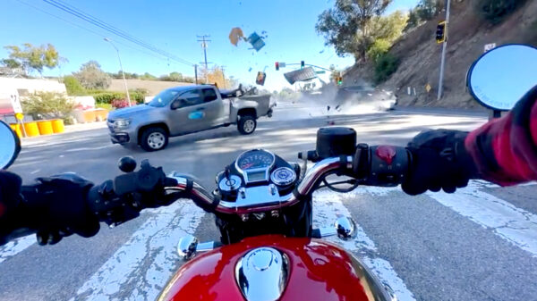 Bohhh: motorrijder Stephen Levey uit Los Angeles geschept door vliegende pickup