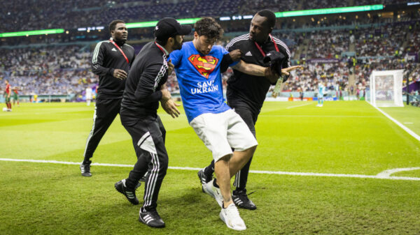 Wedstrijd Portugal - Uruguay stilgelegd nadat man met regenboogvlag het veld bestormt