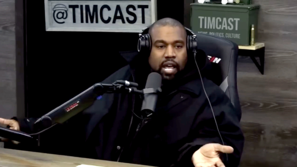 Kanye West loopt weg bij interview over antisemitisme in de podcast van Tim Pool