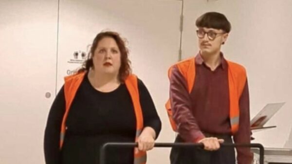 Facepalm: Duitse klimaatactivisten lijmen zich vast aan rekje dat eenvoudig verplaatst kon worden