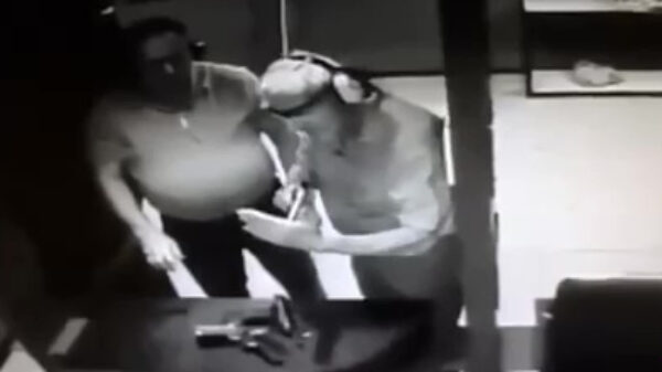 Kneus schiet zichzelf in eigen hand terwijl hij de richtlaser controleert