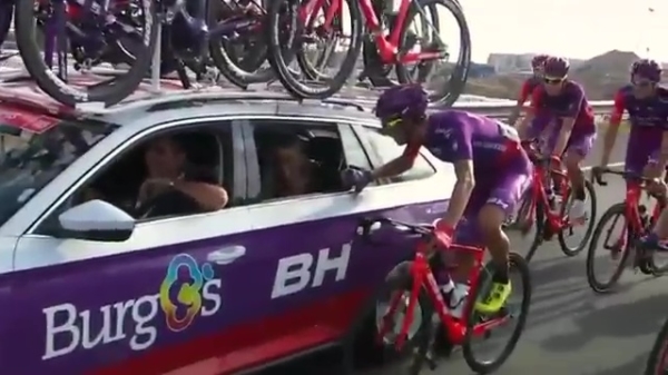 Jesus Enquerra doet zijn vriendin al fietsend een aanzoek tijdens de Ronde van Spanje