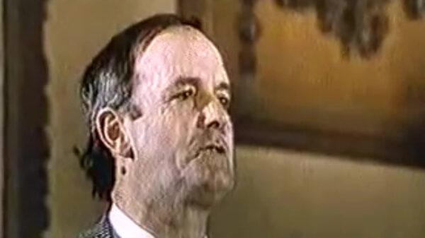 Classic: John Cleese op de begrafenis van mede-Python Graham Chapman