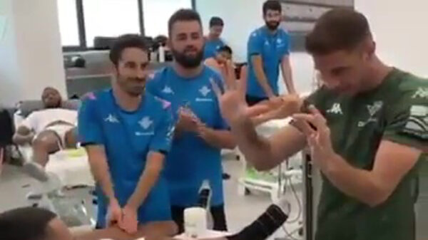 Voetballer met humor doet heerlijke goocheltruc met ballen