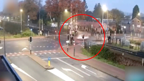 Auto in Helmond jankt op laatste moment onder slagbomen door en knalt op 14-jarige jongen