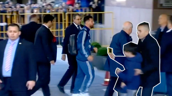 Good guy Messi roept iets te ijverige bewaker tot de orde: "Haal dat kind terug!"