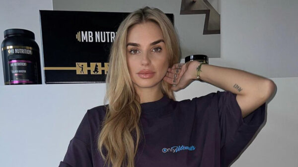 Die malle Gaby Blaaser vergat haar broek tijdens reclame voor sportpoedertjes