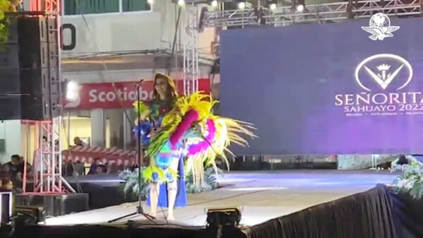 Deelneemster missverkiezing doet schokkende ontdekking als blijkt dat de microfoon onder stroom staat