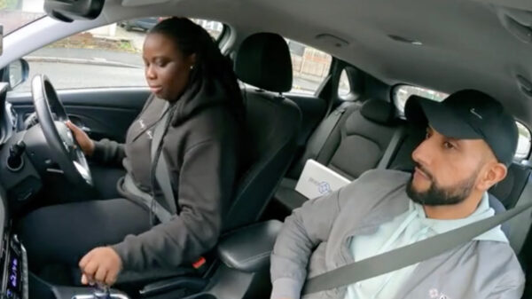 Haar eerste rijles verliep niet helemaal vlekkeloos