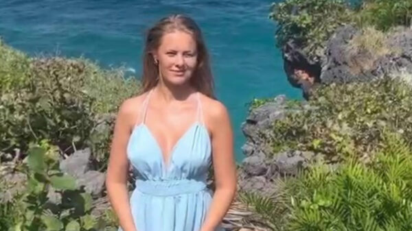 Dankzij de windvlaag zien we net iets meer van Julia dan ze had gehoopt