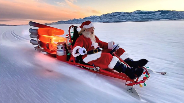 Bob "Santa Clause" Maddox jakkert snoeihard met zijn slee door de sneeuw