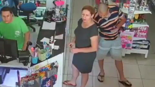 Viespeuk in supermarkt betrapt tijdens maken van upskirt