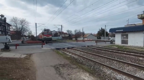Bejaarde Roemeen heeft de close call du jour als hij een spoorweg oversteekt