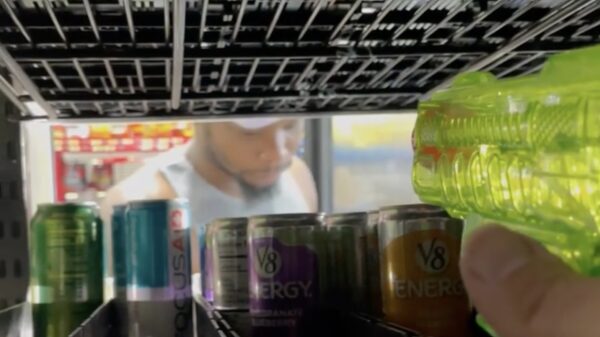 Nietsvermoedende klanten in tankstation vs irritant mannetje met waterpistool