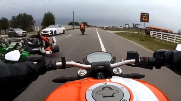 Motorrijder heeft dubbel pech en wordt na zijn crash ook nog eens overreden