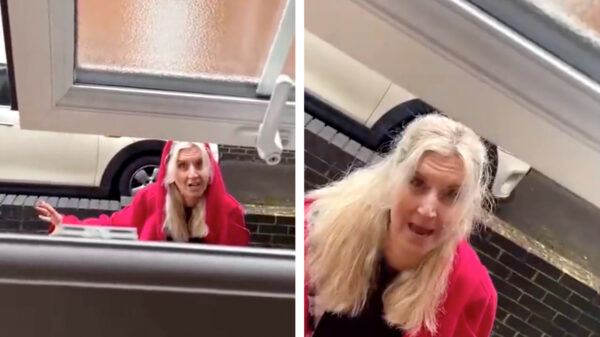 Rood Karentje komt klagen over een enorme stank die uit zijn raam ontsnapt