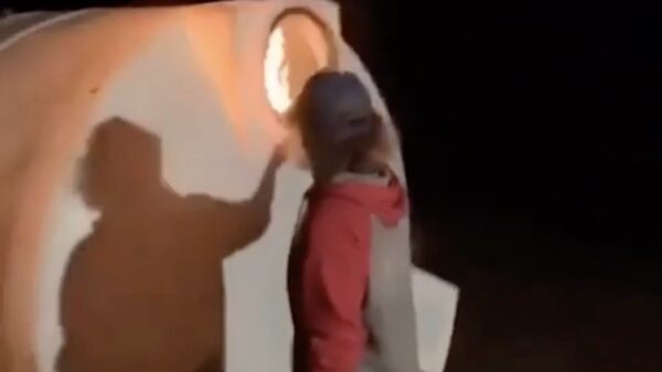 Mannen gonna man: brandende plank veroorzaakte enorme steekvlam