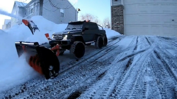 Goedemorgen: tijd om de oprit sneeuwvrij te maken met mijn RC-sneeuwploeg