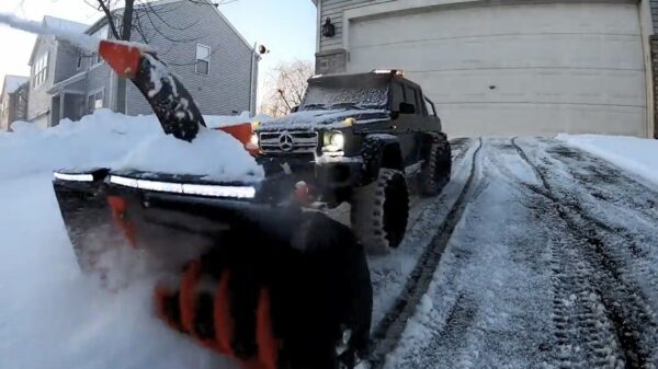 Goedemorgen: tijd om de oprit sneeuwvrij te maken met mijn RC-sneeuwploeg