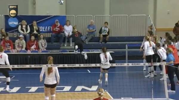 Doorzettingsvermogen is tijdens volleybal met een snoekduik door een tafel vliegen