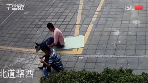 Chinees wordt effectief wakker gemaakt door automobilist die over zijn voet rijdt