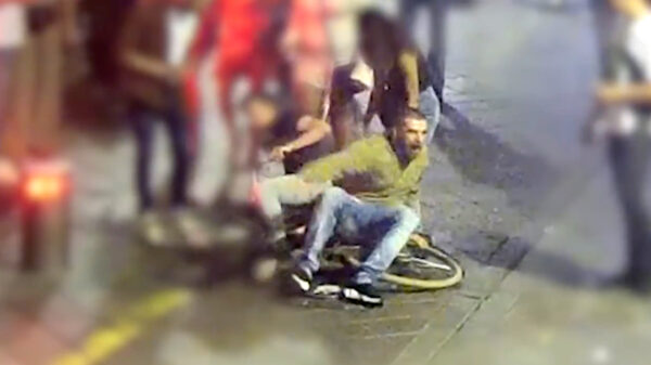 Totaalidioot wurgt willekeurige voorbijgangers en schopt vrouw tijdens avondje stappen in Eindhoven