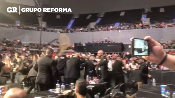 Mexicaanse fans bekogelen UFC-vechters nadat de scheidsrechter de wedstrijd afgelast