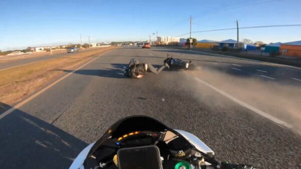 Stuntende motormuis valt van zijn motor en wordt ook door z'n mattie geraakt