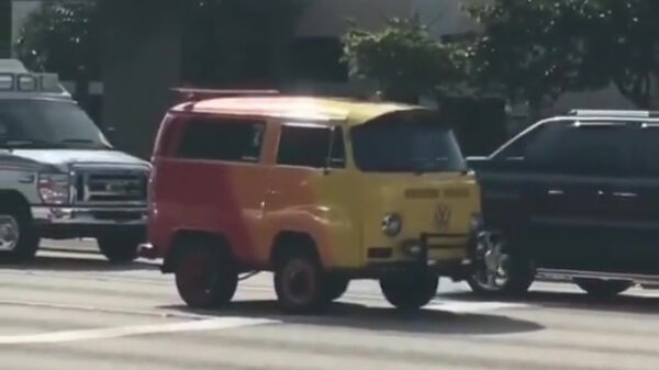 Nieuwe auto van Blije trekt een hoop bekijks bij het verkeerslicht