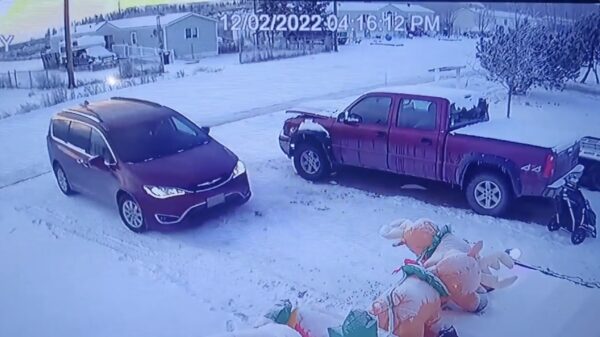 Vrouw gaat als een baas een koffie drinken bij een vriendin