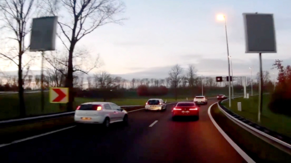 Automobilist voegt op laatste moment in en parkeert 'm bij de A12 in de berm