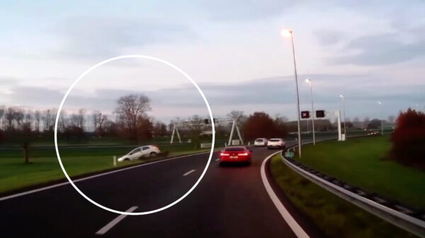 Automobilist voegt op laatste moment in en parkeert 'm bij de A12 in de berm