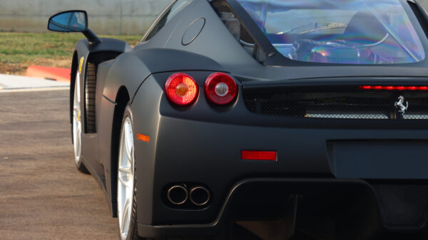 Deze superzeldzame en enige matzwarte Ferrari Enzo ter wereld gaat onder de hamer