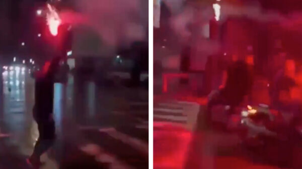 Ouch: Marokkaanse feestvierder met fakkel aangereden door scooter