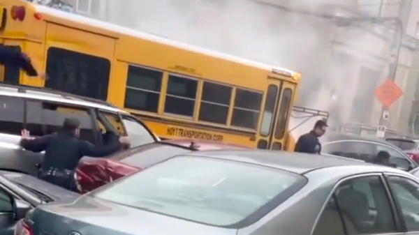 Man jat onbeheerde schoolbus in New York City en sloopt 20 geparkeerde auto's