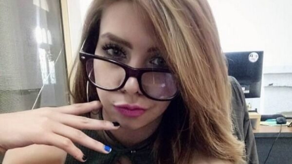 De verveling slaat weer genadeloos toe op haar veel te saaie kantoorbaan