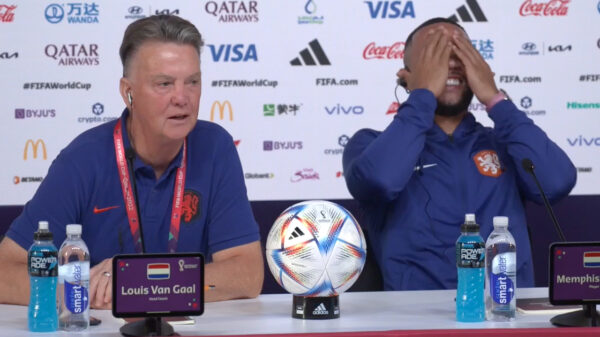 Louis van Gaal bekent dat voetbal raar kan lopen: "nu zoenen we elkaar op de mond"