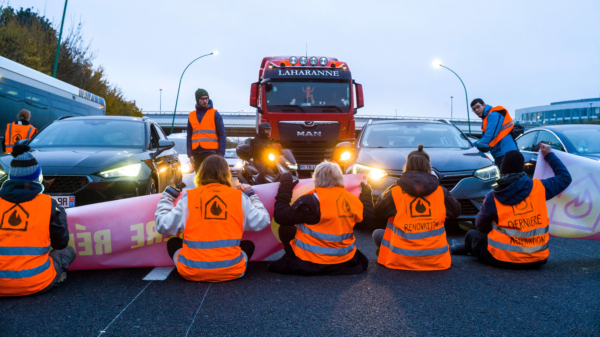 Blokkeeractivisten van Dernière Rénovation van de weg gesleept in Toulouse
