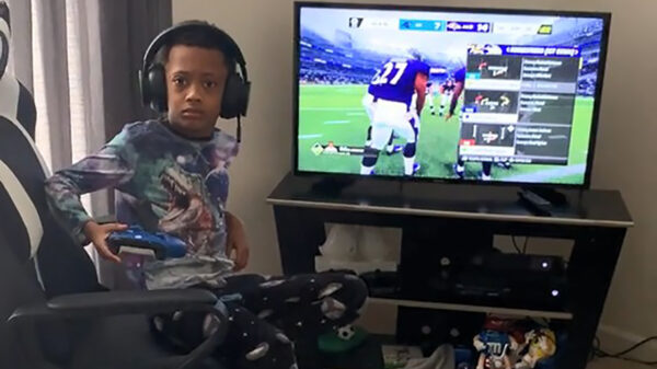 Kleine gamert krijgt een hartverzakking als zijn moeder hem betrapt