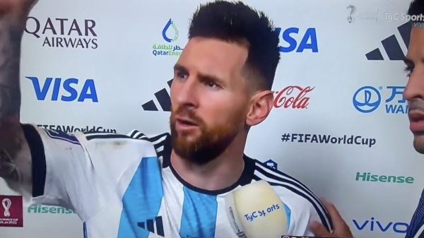 Lionel Messi tijdens interview tegen Wout Weghorst: "kijk voor je, idioot!"