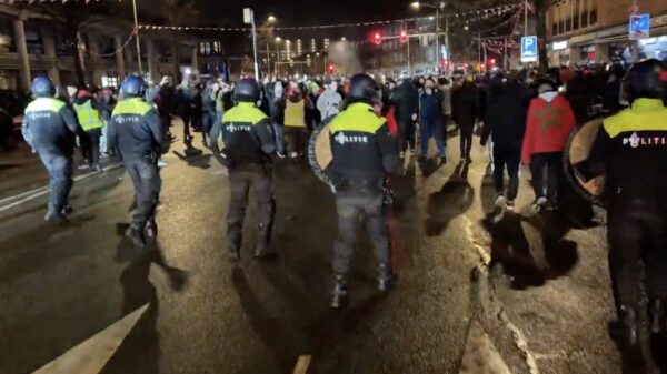 Feest! Marokko stoomt door op het WK en dus wordt er weer geveegd door de ME