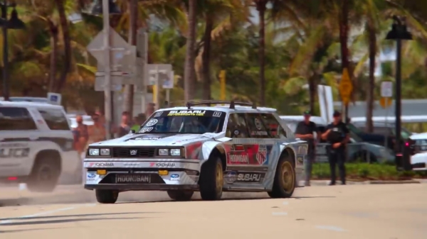 Travis Pastrana gaat los met zijn Subaru Wagon tijdens Gymkhana 2022 in Florida