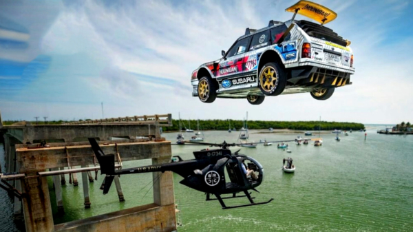 Travis Pastrana gaat los met zijn Subaru Wagon tijdens Gymkhana 2022 in Florida