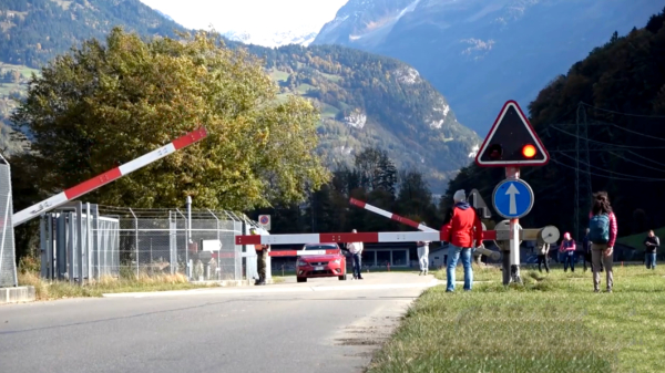 Een behoorlijk ongebruikelijke spoorwegovergang in Zwitserland